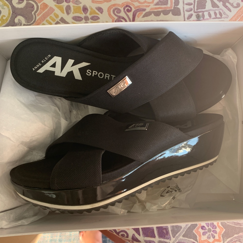 NIB Anne Klein Memory Foam Sandals